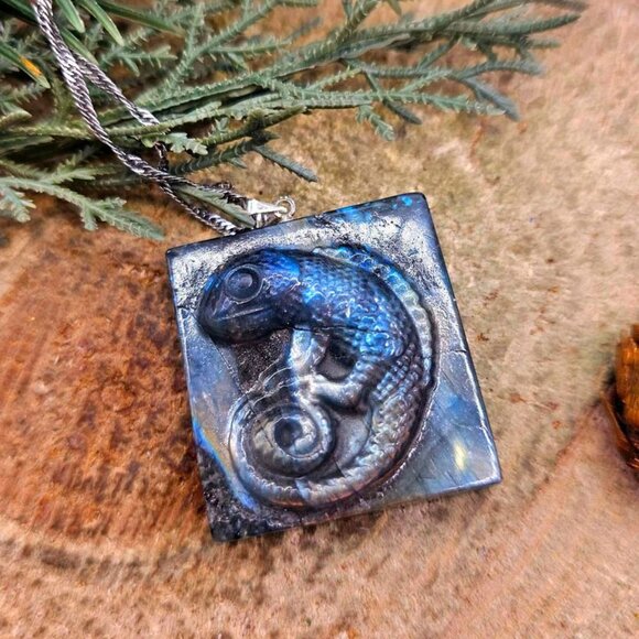 Beautiful Nature Labradorite Flashy Carved Chameleon Tile Pendant Necklace - Picture 3 of 10